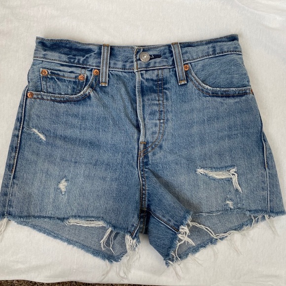 Levi’s High-rise Wedgie Cutoff Shorts - Picture 2 of 5